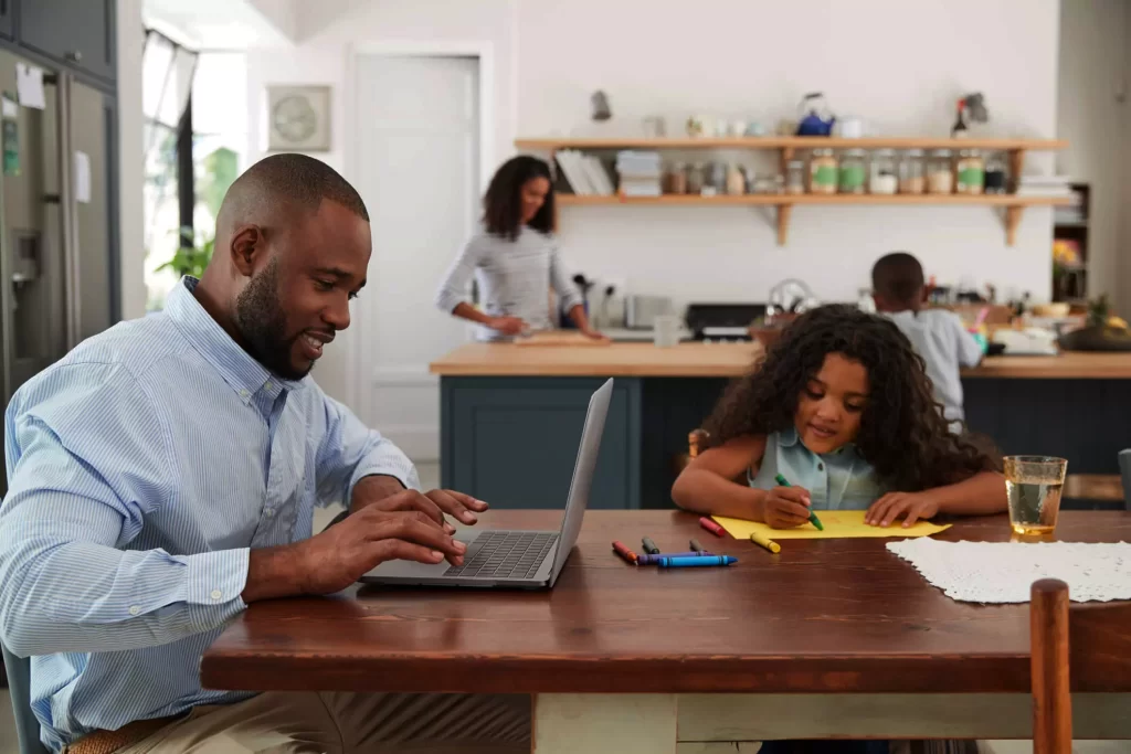 chefe de familia trabalhando em home office